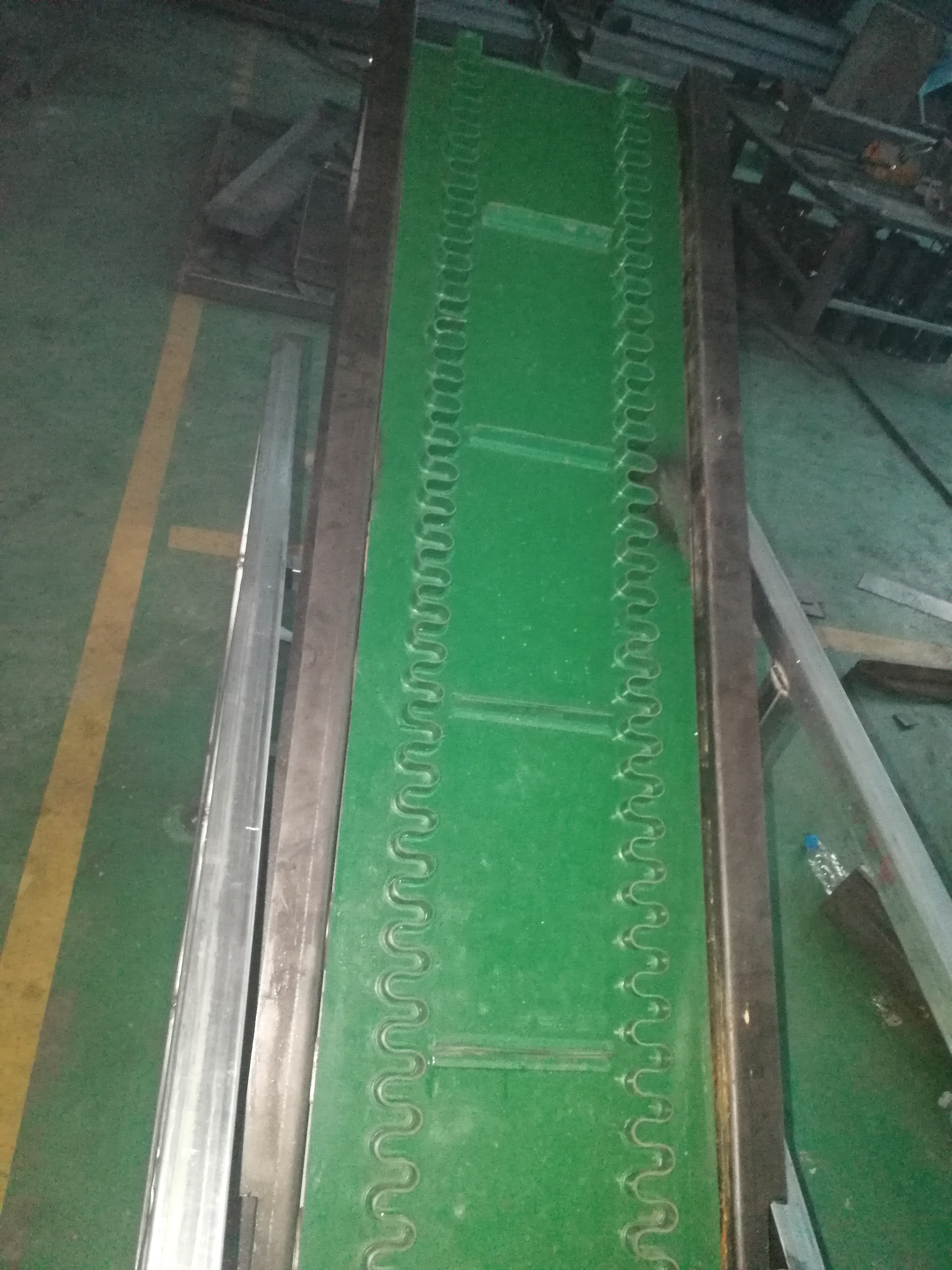 倾角皮带输送机分类有哪几种？它们的工作原理
